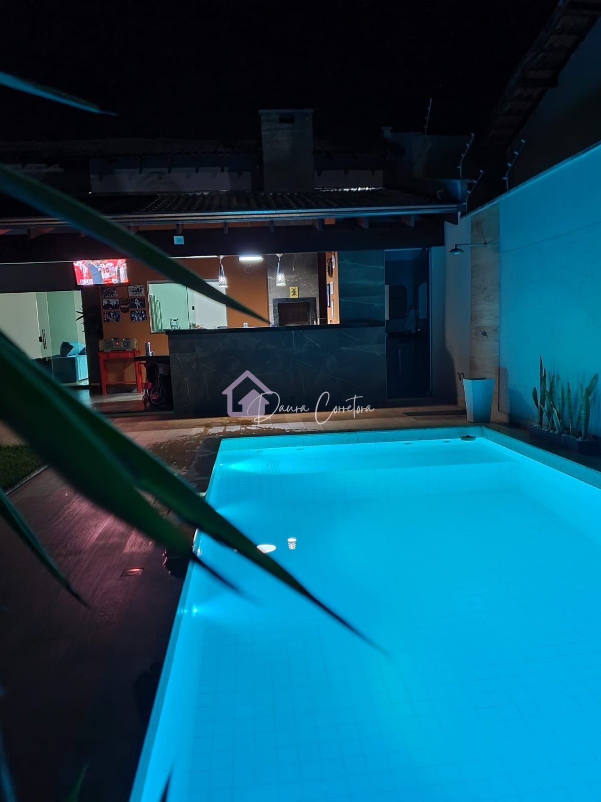 Casa a Venda com Piscina 