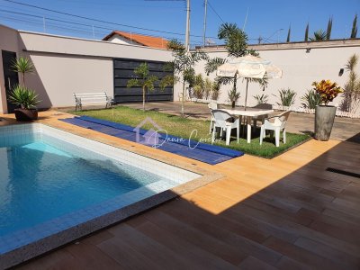 Casa a Venda com Piscina 