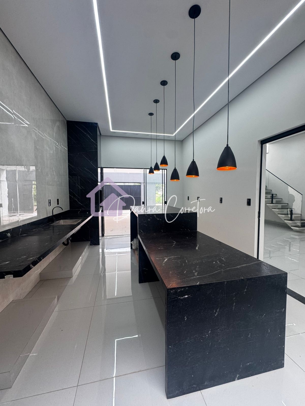 Sobrado à venda com 4 Quartos 